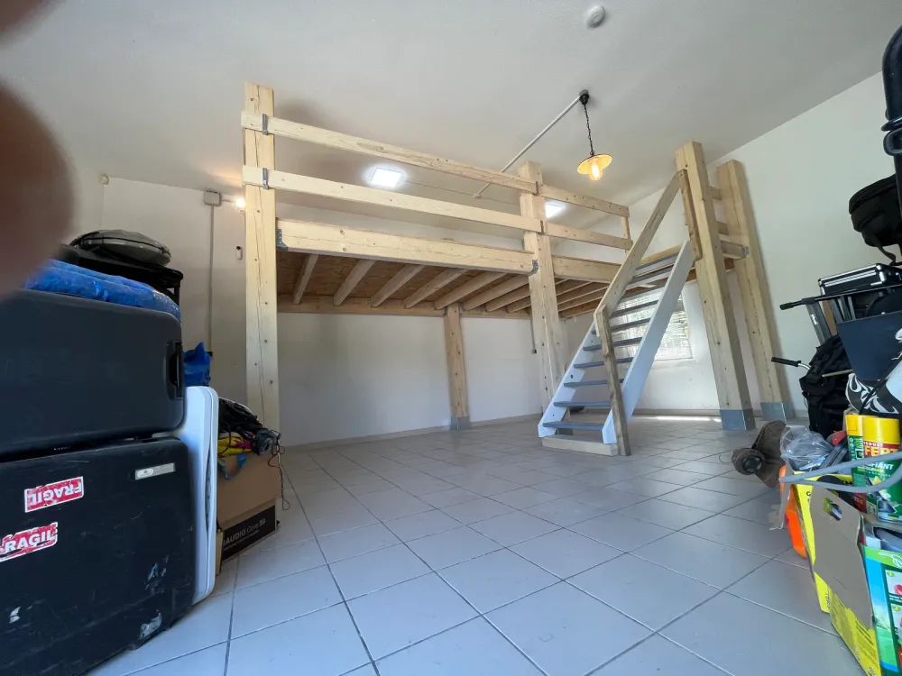 La mezzanine terminée avec son escalier en bois et son garde-corps