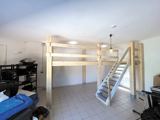 Mezzanine en bois massif avec son escalier, réalisée par Icamie Rénovation