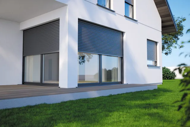 Volets roulants gris anthracite posés sur une maison contemporaine